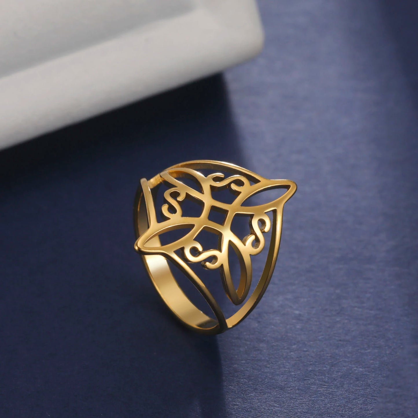 Elegant Knot Ring